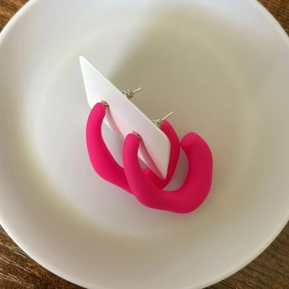 ❤️ NEW 2/$20 or 3/$25 Statement Hot Pink Oversize Matte Acrylic Cuff Earrings - Picture 5 of 6